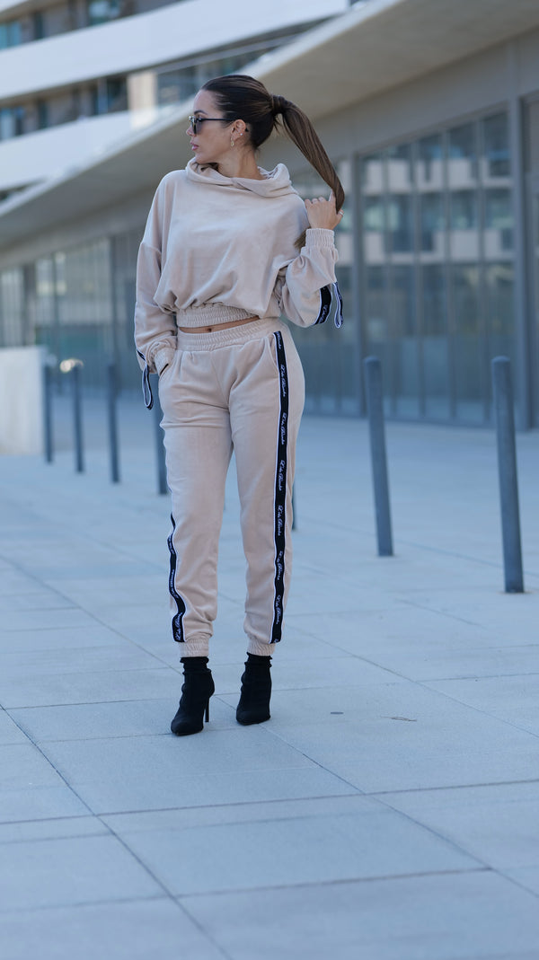 Conjunto deportivo terciopelo nude
